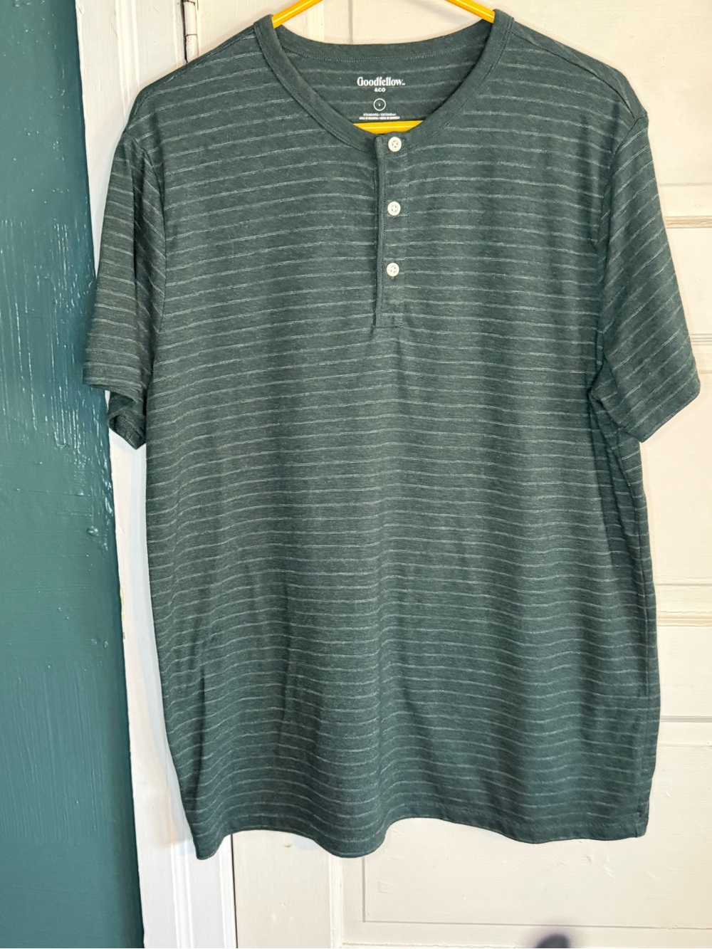 Goodfellow & Co Men’s Green Short-Sleeve Henley Shirt. Size Large.